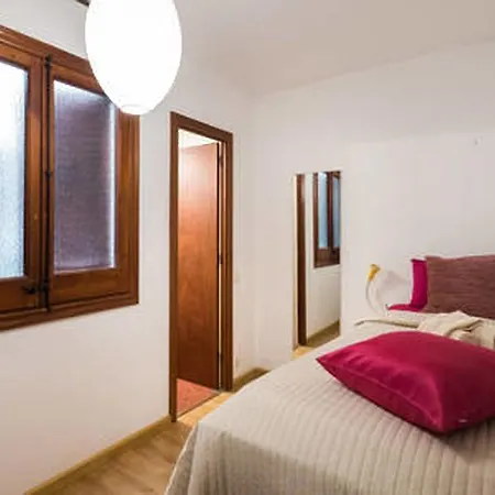 3 Bedroom With Private Garden On Location Centre سيدجيس