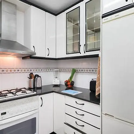 3 Bedroom With Private Garden On Location Centre سيدجيس